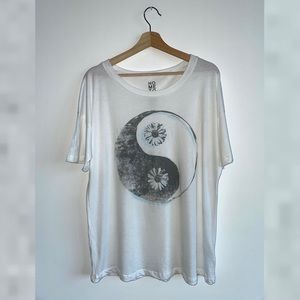 Daisy Ying Yang oversized boxy women Medium t-shirt with short sleeves